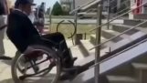 Un politico in Kazakistan testa le infrastrutture per la disabilità