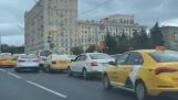 入侵出租车公司导致交通堵塞 (俄罗斯)
