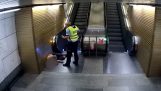 警察が地下鉄で追跡