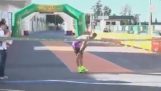 Maratónec se zastaví před cílem
