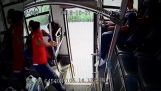 pasajeros de un autobús castigan a un ladrón