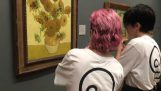 Activiștii toarnă supă pe un tablou Van Gogh