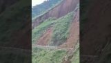 巨大な土砂崩れで道路の一部が消失 (インド)