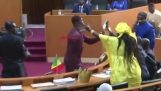 Tvrdý boj v senegalskom parlamente