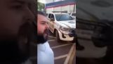 رجل يقلد صفارة انذار سيارة شرطة