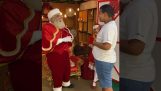 Een dove jongen praat met de Kerstman
