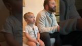 2-годишно момченце гледа мач с баща си