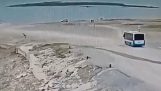 Bus außer Kontrolle fällt in See
