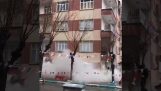انهار مبنى سكني بعد الزلزال (تركيا)