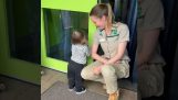 Un bebé engaña al cuidador del zoológico