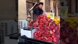 Продавач на сок от нар в Багдад