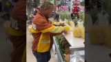 Prodejce ananasu má správný účes