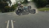 Un motociclista sin equipo de protección