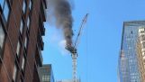 Een kraan vat vlam en stort in (New York)
