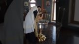 Prêtre baptise un bébé avec violence