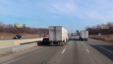 एक SUV राजमार्ग पर ट्रक द्वारा sandwiched है