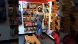 Kobieta próbuje parę bardzo wysokich butach