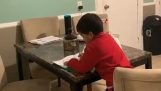 Un niño haciendo el trabajo escolar con la ayuda de Alexa