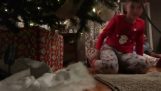 A gyermek megpróbálja felvenni a Santa rejtett kamera