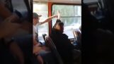 Nézeteltérés az ablak a buszon (Oroszország)