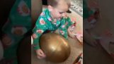 Un niño que abre un huevo grande