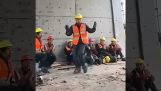 muncitor în construcții face un pic de dans