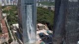 摩天大樓與瀑布在中國