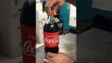 Трафикът на наркотици в затвора с помощта на бутилка Coca-Cola