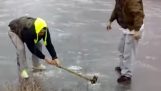 ruleta rusa en el río congelado