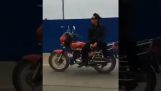 Gevaarlijke stunts op een motorfiets
