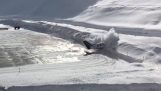 Plane faller på snön vid landning