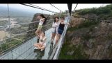 Knistern Wirkung auf eine Glasbrücke (China)