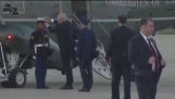 ترامب يساعد جندي في وضع حرج