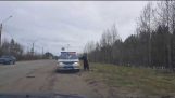 Un oso saluda a la policía (Rusia)