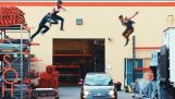 Parkour & Freerunning Stunts op bewegende auto 's!