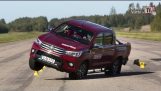 El nuevo Toyota Hilux 2016 no supera la prueba de alce