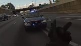 Policía motorista pide para hacer una rotación, Then Tries to Pull Him Over – Carreras de motorista!