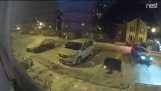 En bil trekker to hjerter på snøen