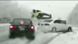 Odsłon samochód Utah Trooper i wyrzuca go w powietrze