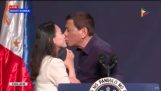 Filippijnse President Rodrigo Duterte kust een vreemdeling op de lippen
