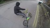 Telefon tjuven kastat av cykel! (Telefon tjuv VS Biker)
