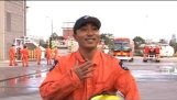 Een Japanse sluit zich aan bij de Australische brandweer en reageert op een interview